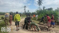 Kompak! Personil Satgas TMMD 129 Kodim Belu dan Warga Gotong Royong Bangun Jalan Usaha Tani