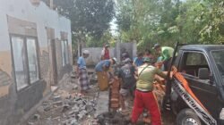 Satgas TMMD Ke-129 dan Warga Bahu-Membahu Renovasi Musala Bagi Kepentingan Masyarakat