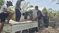 Personel Satgas TMMD Bersama Masyarakat Kompak Turunkan Pasir dan Semen untuk RTLH