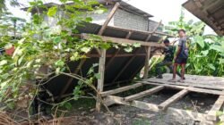 TNI dan Warga Bahu Membahu Wujudkan Rumah Layak Huni Melalui TMMD Ke-129
