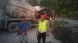 TRUK COR MOLEN MUNDUR TAK TERKENDALI, SERUDUK GARASI RUMAH DAN RUSAK 9 UNIT SEPEDA MOTOR DI PECATU