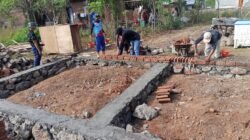 Satgas TMMD ke-129 Kodim 1614/Dompu dan Warga Bergotong Royong Bangun RTLH di Kampasi Meci