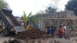 Semangat Kebersamaan, Satgas TMMD Ke-129 Laksanakan Penimbunan Teras Mushola