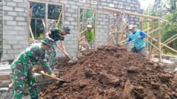 Gotong Royong Satgas TMMD dan Masyarakat Wujudkan Teras Mushola yang Nyaman