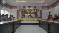 Polres Bangli Matangkan Strategi Lewat Latpraops Pekat Agung 2026, Tekan Penyakit Masyarakat  Polres Bangli — Menjelang pelaksanaan Operasi Pekat Agung 2026, Polres Bangli menggelar Latihan Pra Operasi selama dua hari di Rupatama Polres Bangli, Senin dan Selasa, 20-21 Juli 2026. Latihan ini menjadi langkah awal untuk menyamakan persepsi dan mengasah kesiapan 43 personel yang terlibat dalam operasi.  Operasi Pekat Agung 2026 sendiri akan digelar mulai 22 Juli hingga 6 Agustus 2026. Fokus utamanya adalah menjaga Harkamtibmas dan menekan berbagai bentuk “penyakit masyarakat” yang meresahkan, mulai dari perjudian, prostitusi, peredaran minuman keras, premanisme, hingga penyalahgunaan narkoba di wilayah hukum Polres Bangli.  Kegiatan dibuka langsung oleh Kapolres Bangli Akbp James Irianov Syaloom Rajagukguk, S.I.K., M.H. Dalam arahannya, Kapolres menekankan empat poin penting kepada seluruh personel yang terseprin.  “Jalankan tugas ini dengan tulus ikhlas dan penuh tanggung jawab. Pahami betul Cara Bertindak dalam setiap tahapan operasi agar tidak ada celah kesalahan, khususnya dalam penegakan hukum,” tegas Kapolres.  Ia juga meminta setiap satgas melengkapi administrasi dan pelaporan secara tertib. “Dengan operasi ini kita ingin masyarakat Bangli benar-benar merasa aman dan nyaman. Kepercayaan publik kepada Polri harus terus kita jaga dan tingkatkan,” tambahnya.  Selain pembukaan, rangkaian Latpraops diisi dengan pemberian materi teknis oleh para pejabat utama Polres Bangli. Kabag Ops Kompol Bambang Haryanto, SH. Kasi Propam, Kasat Intelkam Akp Ida Bagus Nyoman Asmara Jaya, Kasat Reskrim Akp Ngakan Ketut Erawan Paramita, dan Kasat Samapta Akp Anak Agung Gede Purwita bergantian memberikan pembekalan kepada personel.  Waka Polres Bangli Kompol I Gede Sudyatmaja turut hadir mendampingi jalannya kegiatan. Latihan ditutup secara resmi oleh Kapolres pada Selasa siang.  Kabag Ops Polres Bangli Kompol Bambang Haryanto,.S.H,  menyampaikan bahwa Latpraops merupakan agenda rutin sebelum operasi besar dimulai.   ” Tujuannya satu, memastikan semua personel paham tugas, paham regulasi, dan siap bergerak di lapangan. Kami ingin pelaksanaan Ops Pekat Agung berjalan sesuai harapan dan situasi Kamtibmas di Bangli tetap kondusif,” Ujarnya.