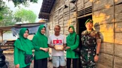 Persit Kartika Chandra Kirana Ranting 4 Yonif TP-885/Belibis Putih Bagikan Telur kepada Warga, Wujud Kepedulian dan Kemanunggalan dengan Masyarakat