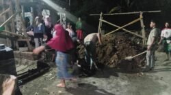 Kebersamaan TNI dan Rakyat Warnai Penimbunan Teras Mushola di Desa Nusa Jaya