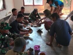 Wujud Kemanunggalan TNI-Rakyat, Satgas TMMD Makan Bersama di Lokasi Pembangunan Mushola