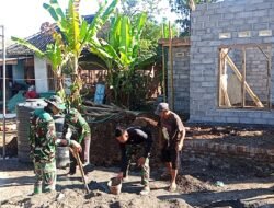 Satgas TMMD Ke-129 Terus Kebut Pembangunan Dinding Mushola Bersama Warga