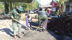 Kebersamaan Satgas TMMD dan Masyarakat Warnai Pengerjaan Mushola di Nusa Jaya