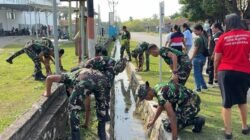 Wujudkan Lingkungan Sehat, Satgas TMMD 129 Kodim Belu Bersama Puskesmas dan Warga Kerja Bakti Jumat Bersih