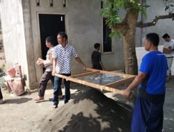Satgas TMMD Ke-129 Kodim 1614/Dompu dan Santri Gotong Royong Pasang Pintu MCK Ponpes Jamaatul Ilmi NW