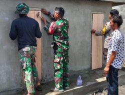 Bangun Sanitasi Layak, Satgas TMMD Ke-129 Bersama Masyarakat Selesaikan Pemasangan Pintu MCK