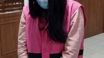 Drama Korupsi Rp:2.9 M Bank Jatim Kalisat Berakhir Pakai Rompi Pink