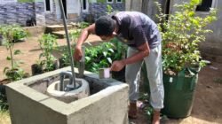 Pembangunan Dinding Pelindung Mesin Bor Air Jadi Fokus Satgas TMMD di Desa Nusa Jaya
