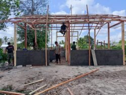 Kebersamaan TNI dan Masyarakat Percepat Penyelesaian RTLH Sasaran TMMD Ke-129 Kodim 1614/Dompu