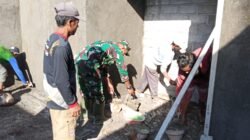 Semangat Gotong Royong, Satgas TMMD Lanjutkan Plester Dinding Musholla Baiturrahman