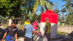 Mewarnai Semangat Kemerdekaan, Satgas TMMD 129 Kodim 1605/Belu Cat Tandon Air dengan Nuansa Merah Putih