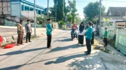 Jumat Berkah KUA Balen, Tebar Kepedulian Lewat Berbagi Nasi Bungkus Untuk Warga