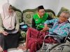 Senyum Bahagia As’ad, Lansia 81 Tahun Terima Bantuan Kursi Roda dari Kolaborasi Dinsos Bojonegoro dan IZI