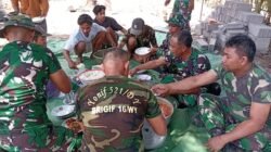 Pererat Kemanunggalan TNI-Rakyat, Satgas TMMD Ke-129 Gelar Makan Bersama di Lokasi Pembangunan Musala