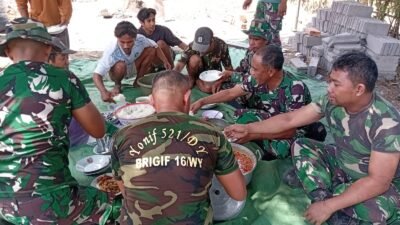 Pererat Kemanunggalan TNI-Rakyat, Satgas TMMD Ke-129 Gelar Makan Bersama di Lokasi Pembangunan Musala