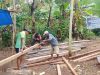 Menuju Rumah Impian, Satgas TMMD 129 Kodim Belu Garap Kayu Atap RTLH Milik Bapak Lorenz