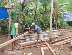 Menuju Rumah Impian, Satgas TMMD 129 Kodim Belu Garap Kayu Atap RTLH Milik Bapak Lorenz