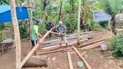 Sentuhan Satgas TMMD 129 Kodim Belu Buat Pak Lorenz Tersenyum, Pengerjaan Atap Rumah Dimulai