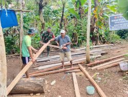 Sentuhan Satgas TMMD 129 Kodim Belu Buat Pak Lorenz Tersenyum, Pengerjaan Atap Rumah Dimulai