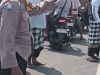Bhabinkamtibmas Desa Apuan Bersama Pecalang Amankan Manis Piodalan di Pura Kahyangan Jagat Luhur Natar Sari