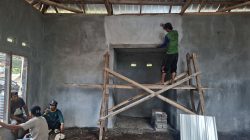 Pemasangan Atap Spandek Jadi Tahap Penting Rehabilitasi Musholla di Desa Nusa Jaya