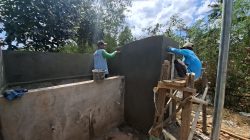 Semangat Kebersamaan Warnai Pengerjaan MCK Mushola Baiturahman oleh Satgas TMMD