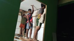 Kejar Target TMMD, Satgas Kodim 1614/Dompu Lanjutkan Pemasangan Keramik dan Plafon RTLH