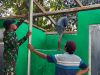 Tak Kenal Waktu, Satgas TMMD Bersama Masyarakat Lanjutkan Pengecatan dan Pemasangan Atap MCK Musala