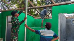 Tak Kenal Waktu, Satgas TMMD Bersama Masyarakat Lanjutkan Pengecatan dan Pemasangan Atap MCK Musala