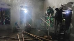 Kebersamaan Tanpa Batas, Satgas TMMD Ke-129 Kerjakan Musala Baiturahman pada Malam Hari