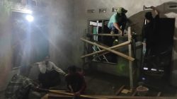 Semangat Pengabdian, Satgas TMMD dan Warga Lanjutkan Rehabilitasi Musala Hingga Malam Hari