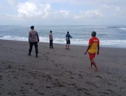 Jangan Abaikan Bendera Merah, Polairud Polres Badung Ingatkan Bahaya Bermain Air di Pantai