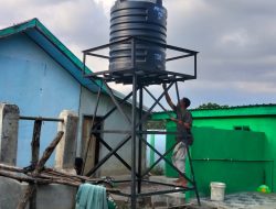 Senyum Ceria Santri Warnai Gotong Royong Satgas TMMD 129 Pasang Tandon Air