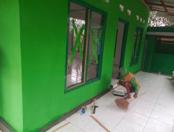 Rehabilitasi Mushola Masuk Tahap Akhir, Satgas TMMD 129 Bersama Masyarakat Lakukan Pengecatan
