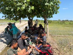 Beralaskan Rumput dan Teduhnya Pohon, Momen Makan Siang Satgas TMMD Kodim Belu Pererat Kemanunggalan TNI-Rakyat