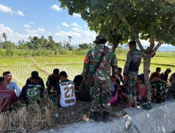 Momen Kebersamaan Satgas TMMD Kodim Belu Saat Makan Siang Bersama di Bawah Pohon Rindang