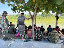 Lepas Penat Usai Bekerja, Anggota Satgas TMMD Kodim Belu Nikmati Makan Siang Sederhana di Bawah Pohon