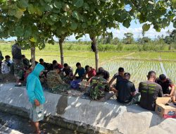 Satgas TMMD Kodim Belu dan Warga Nikmati Makan Siang Bersama di Bawah Rindangnya Pohon