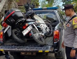 Personel Polsek Selemadeg Barat MengamankanTabrakan Antar-Sepeda Motor di Jalan Antosari–Pupuan, Dua Pengendara Alami Luka-Luka
