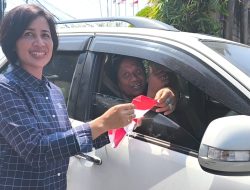 Gelora Hari Kemerdekaan, Polsek Blahbatuh Bagikan Dan Pasang Bendera Merah Putih Kepada Pengendara
