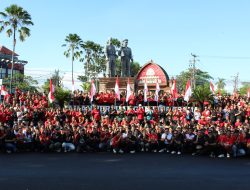 Kapolres Tabanan Bagikan 1.500 Bendera Merah Putih, Kobarkan Semangat Nasionalisme Sambut HUT ke-81 RI