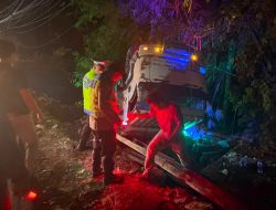 Respons Cepat, Polsek Selemadeg Tangani Laka Tunggal Truk Terperosok di Jembatan Singin