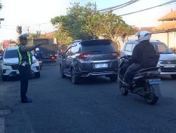 Antisipasi aktifitas Warga di Pagi Hari, Polsek Kota Polres Bangli Hadir Bantu Warga Lancarkan Arus Lalu Lintas